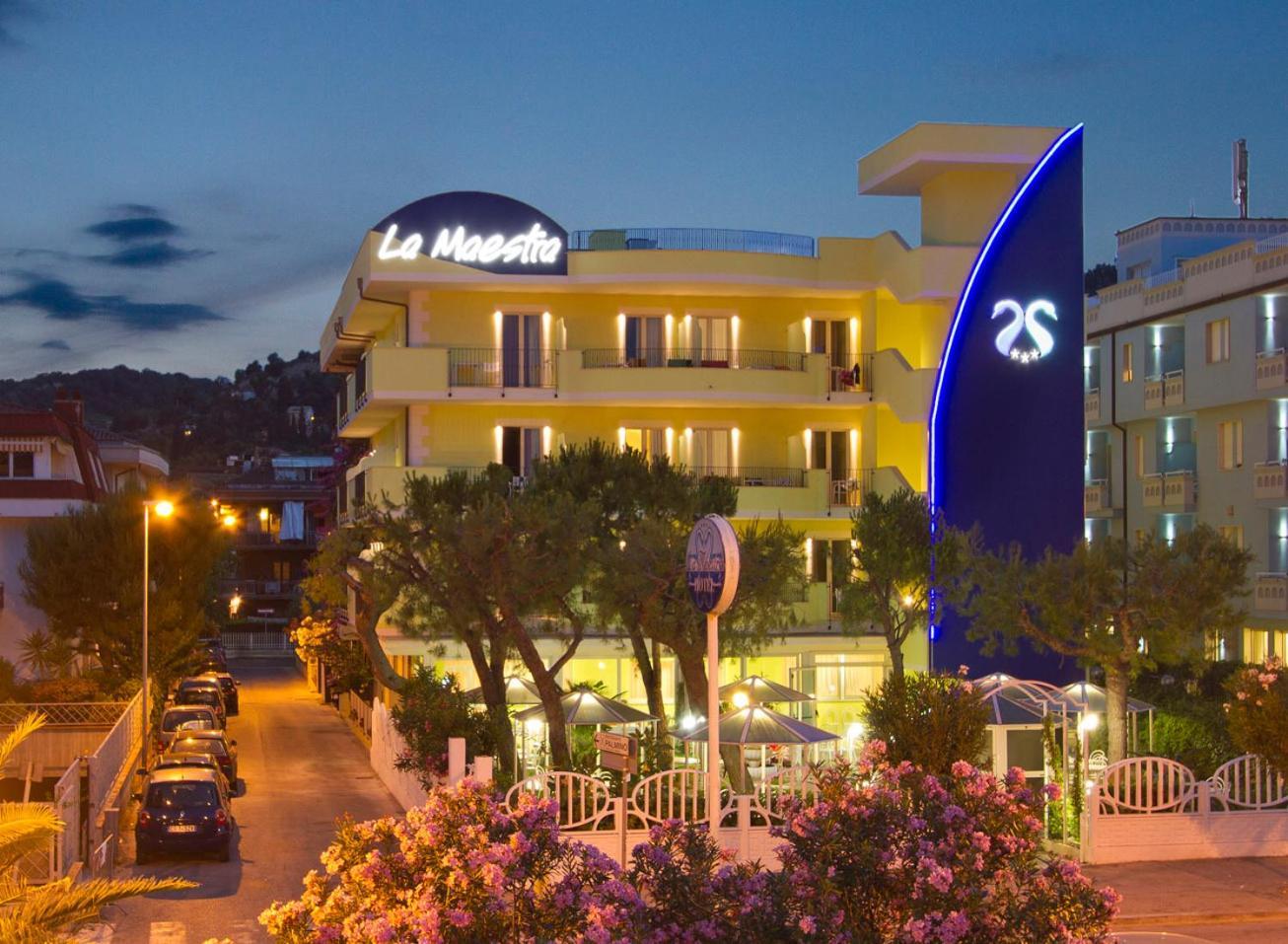 Hotel La Maestra Гроттамаре Экстерьер фото